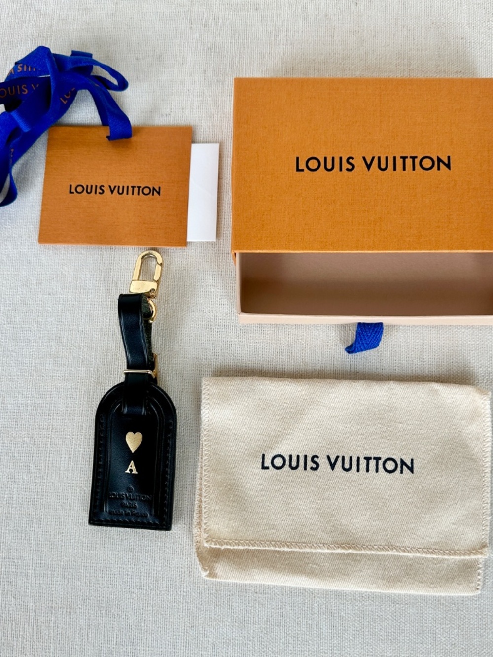 💯% Authentic Louis Vuitton black luggage tag initial A heart
